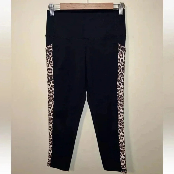 ZYIA Active Capri Leggings Leopard Pocket Hi-rise Size 6-8 - Picture 1 of 4